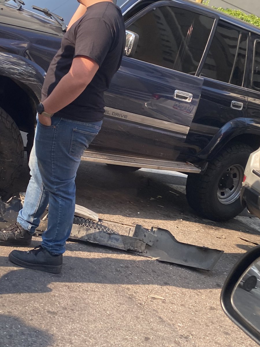 Es realmente preocupante todos los casos DIARIOS en #Valencia de accidentes de tráfico, la gente maneja sin ningún tipo de conciencia y lo peor es que uno está expuesto a ese peligro constantemente! El de hoy hasta con el
Incendio de uno de los carros.
