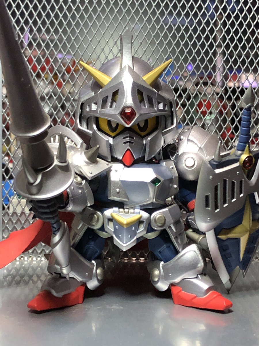 作業場レイアウトを変える為に
棚に飾ってたSDX騎士ガンダム(烈伝版)を出してきた。
この造形と可動そして様々なオプション
完成度は15年以上経つけど未だ色褪せない（未塗装部分は流石に褪せてきてたケド）
ズシリとした重みも時と共に深い感動になる。
これが5000円しない時代だったんだな…。