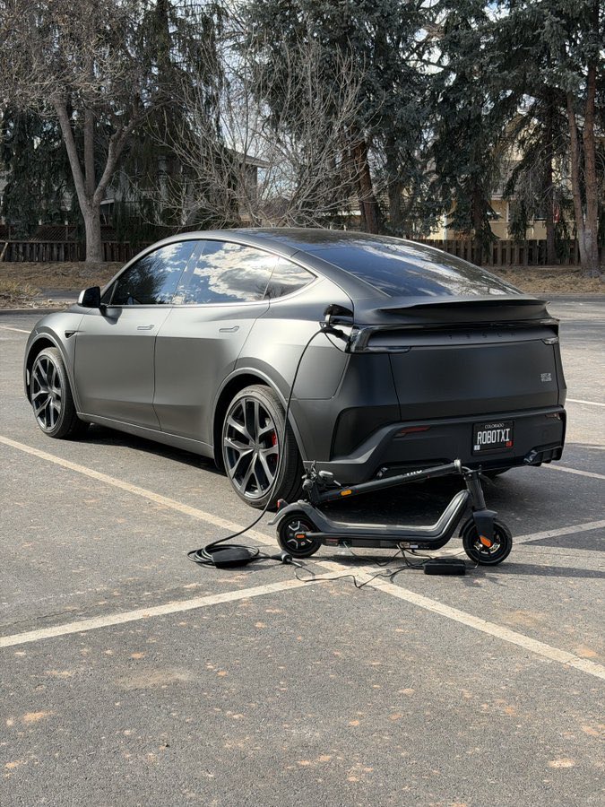 ParodyELONMuskh's tweet photo. PowerShare turns my Model Y Performance into a powerbank on wheels ⚡️ Model Y Performance can power your devices &amp; tools, delivering an output of 2.4 kW (120V at 20 amps) https://t.co/YF0NMg4TYy