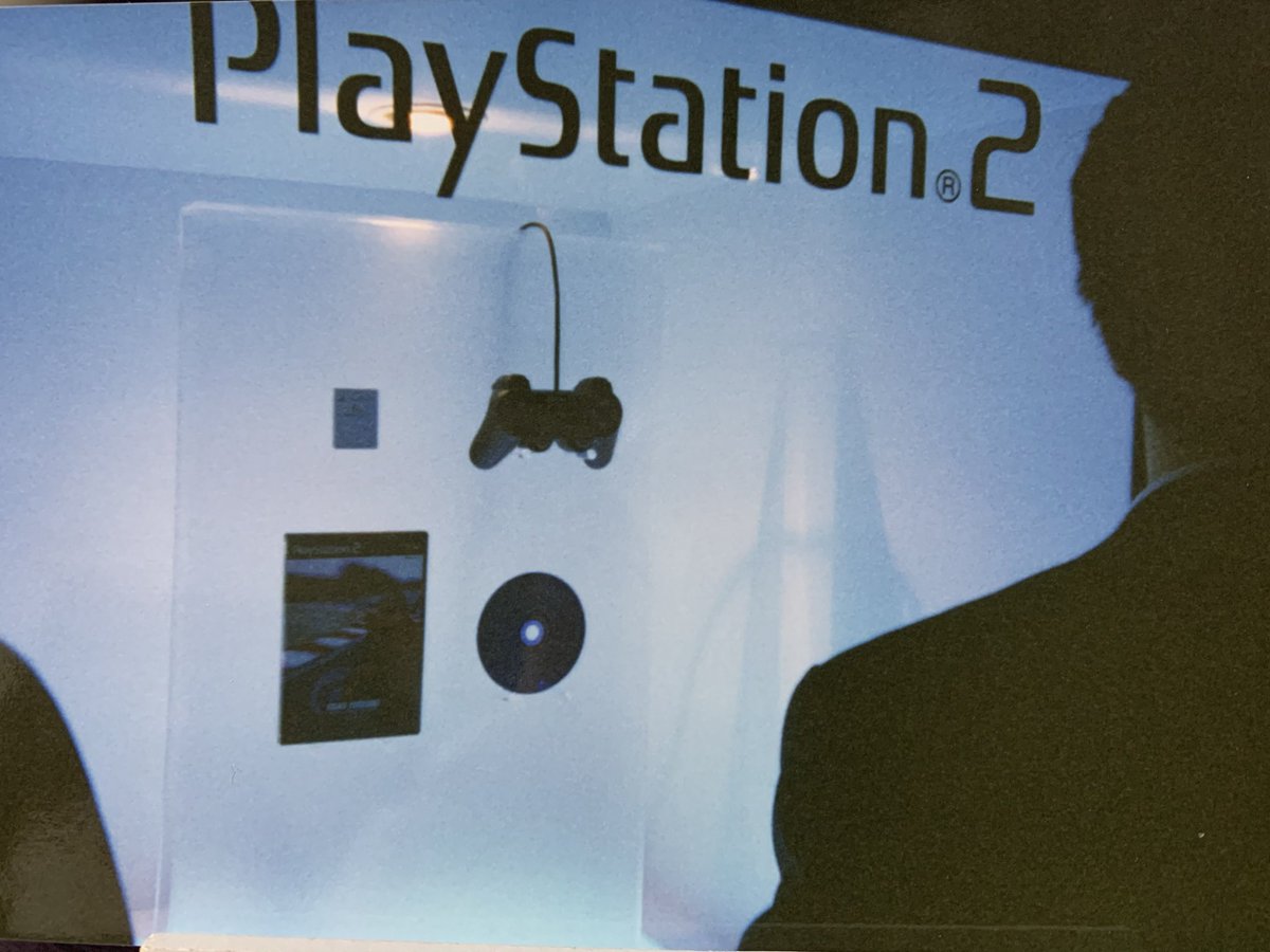 kenjiniconico's tweet image. 今日はPlayStation2発売26周年とか。
いやホント懐かしい！
ゲームショウに当時仕事で行き撮影した写真を何枚か。
『決戦』や『ファンタビジョン』を見て震えたもんですよ〜。
発売日前日から自分の店へ本体搬入、待機列作成して寝ずに働いてたなぁ。
#PS2
#PlayStation2