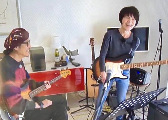 curlygiraffenet's tweet photo. The Damnedの”New Rose”をこんなに楽しそうに弾いてる79歳は世界にはるみさんだけだと思う。

#栗原はるみ #あさイチ #今はneatneatneatを練習中 #damned https://t.co/1SL42DQTZ5