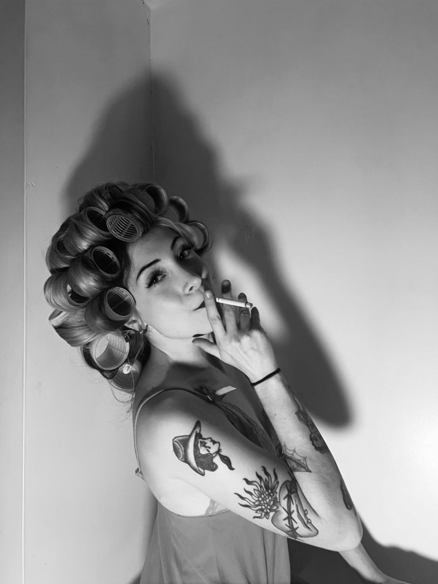 LocalDivineDiva's tweet photo. do you like girls who smoke? https://t.co/pqcB9Vke24 https://t.co/KgnsqB8Sqc