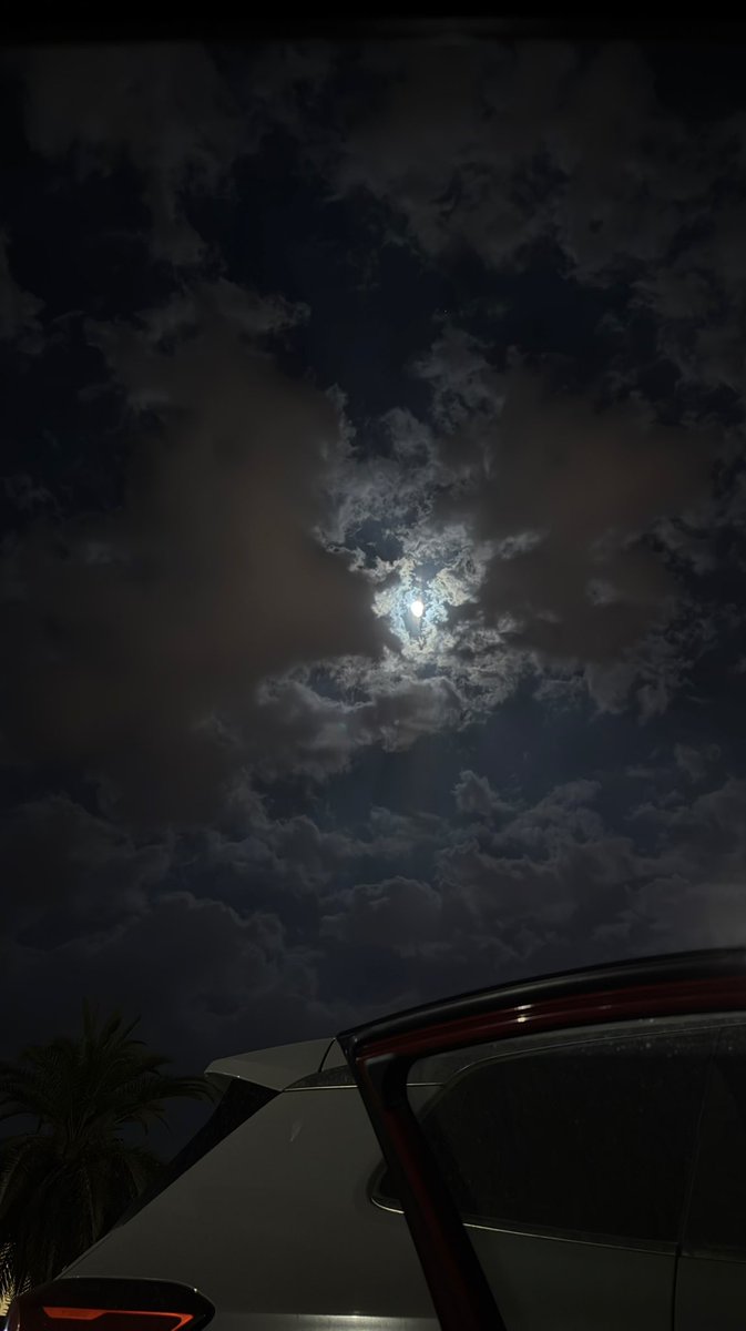 f_vf77's tweet photo. أكتمل القمر و أنتصف الشهر ربي كما بلغتنا نصف شهرك بلغنا إكماله وبلغنا ليلة القدر واكتبنا فيها من عتقائك من النار https://t.co/j3eumoCq7j