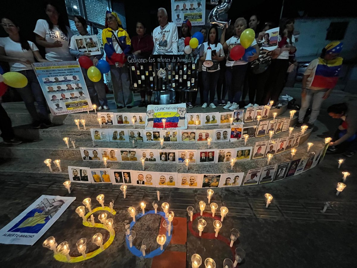 VIGILIA | 🚨 Hace 54 días que las familias están en resistencia a las afueras de El Helicoide.

Desde el 8 de enero, madres y familiares de presos políticos mantienen una vigilia constante. Han pasado 54 días de ruego, lucha y esperanza, sin soltar la calle ni la oración.

Su