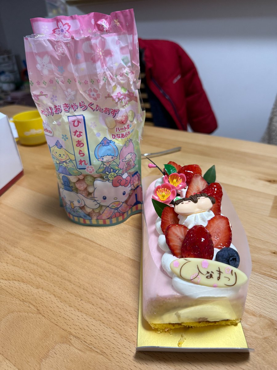 ConnectHom40363's tweet photo. 🌟ひな祭り🎎

昨日はひな祭り。
季節の行事があると、春が近づいているのを感じますね🌸

毎年恒例の僕の誕生日も一緒にお祝いしてもらいました🍰

3月はお住み替えやご売却のご相談が増える時期。
気になることがあれば、いつでもお気軽にご相談ください。
#ひな祭り
#東淀川区
#住まいのご相談 https://t.co/ebo9Kx03er