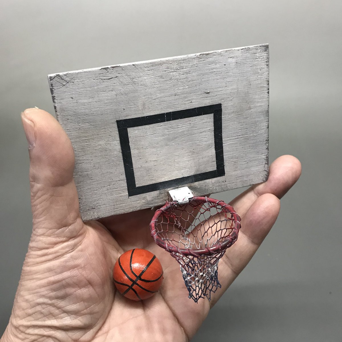 ジオラマ小物。
バスケのゴールとボール。ボールはスーパーボールを加工。