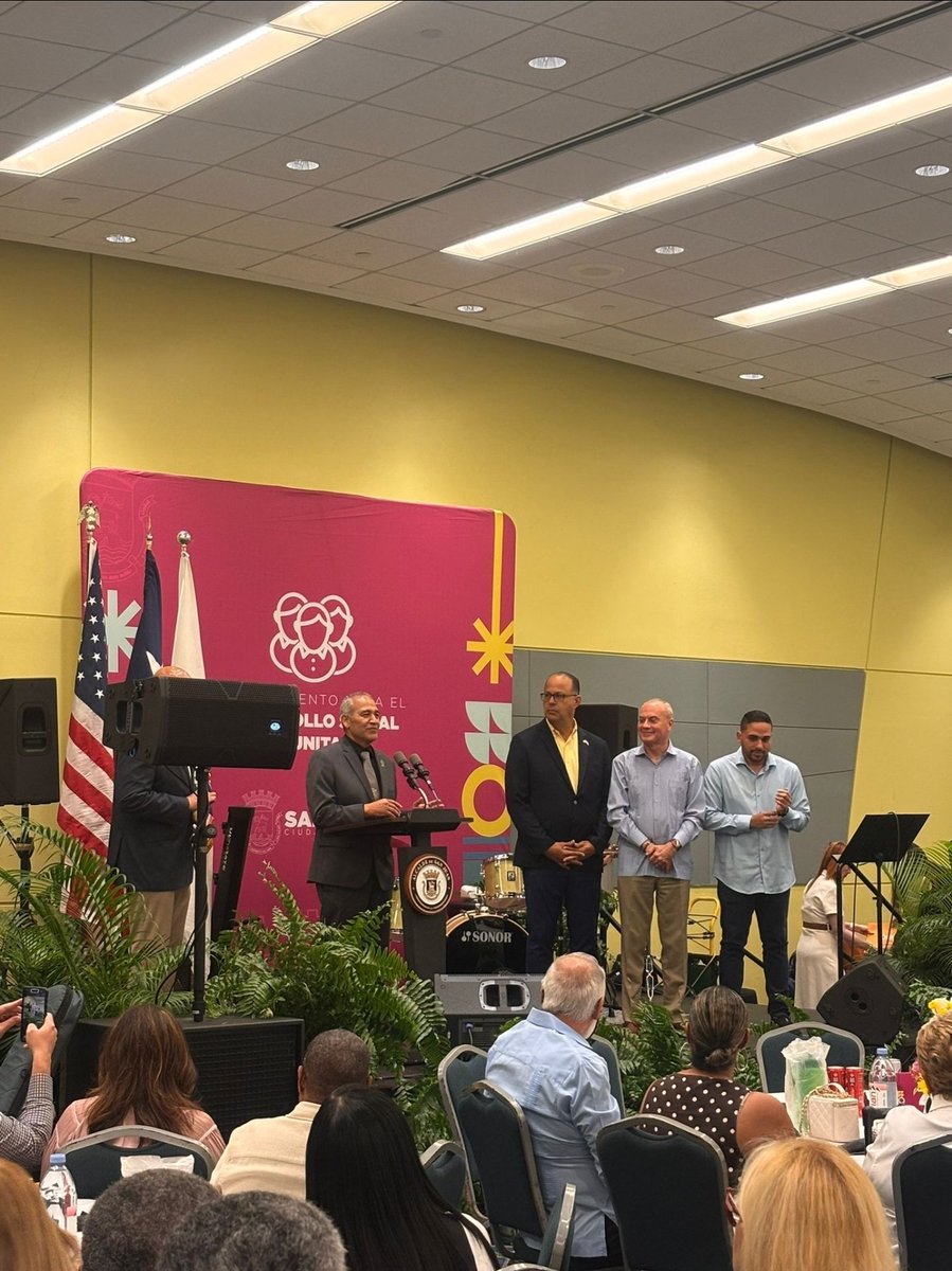 RicardoChinoRey's tweet photo. #REPRESENTANTEPRECINTO2 
Junto a mis compañeros @juanoscar51 @CheitoSJ3 @RepVictorPares @moran_nitza   acompañamos a nuestro Alcalde @Miguel_Romero_ en su reconocimiento a Los Líderes Comunitarios en su semana, felicidades a todos especialmente a nuestros líderes del #PRECINTO2 https://t.co/iD2G5BfSfN
