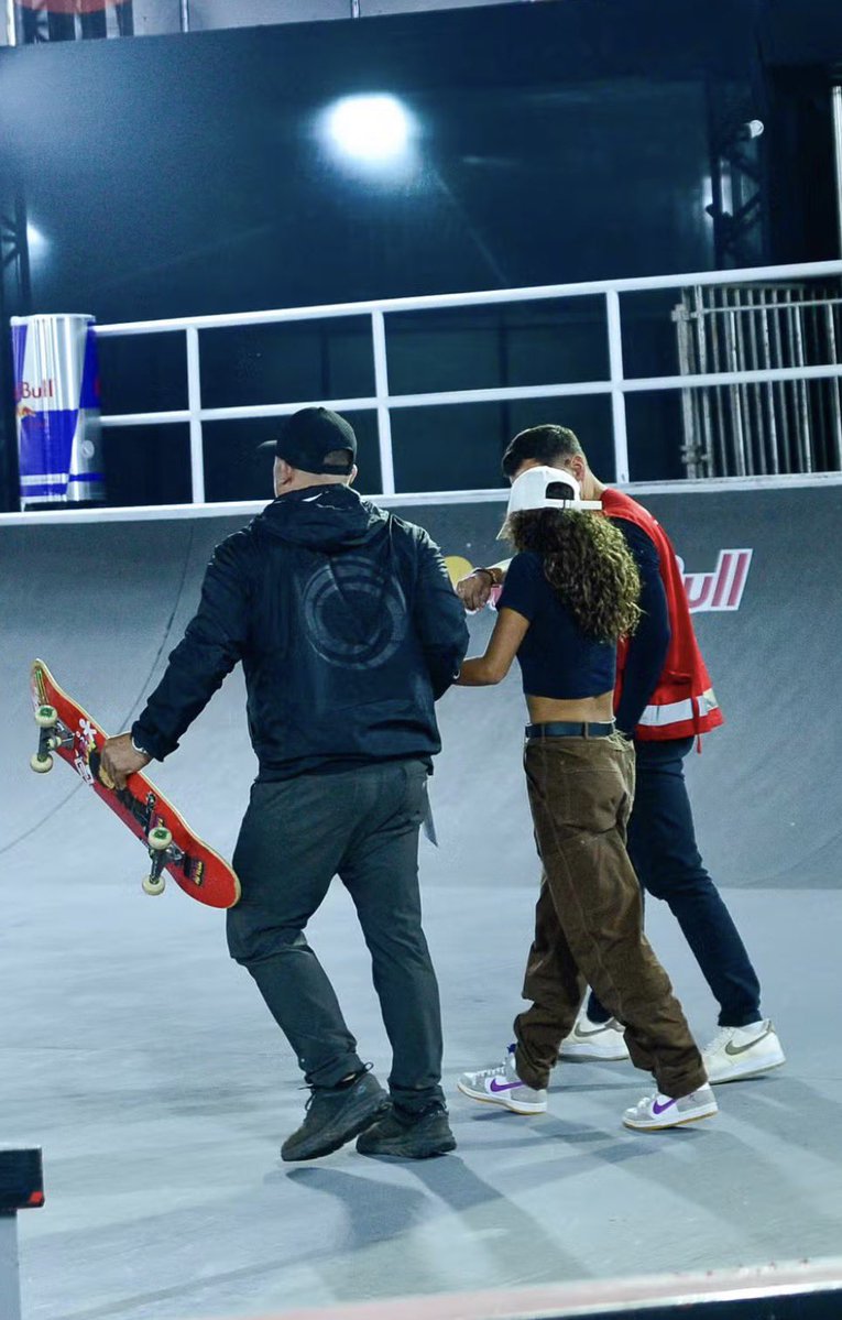 Aparentemente foi só uma queda gente. Tem literalmente uma foto assim mas eles colocaram logo a PIOR que tem até cadeira de rodas.