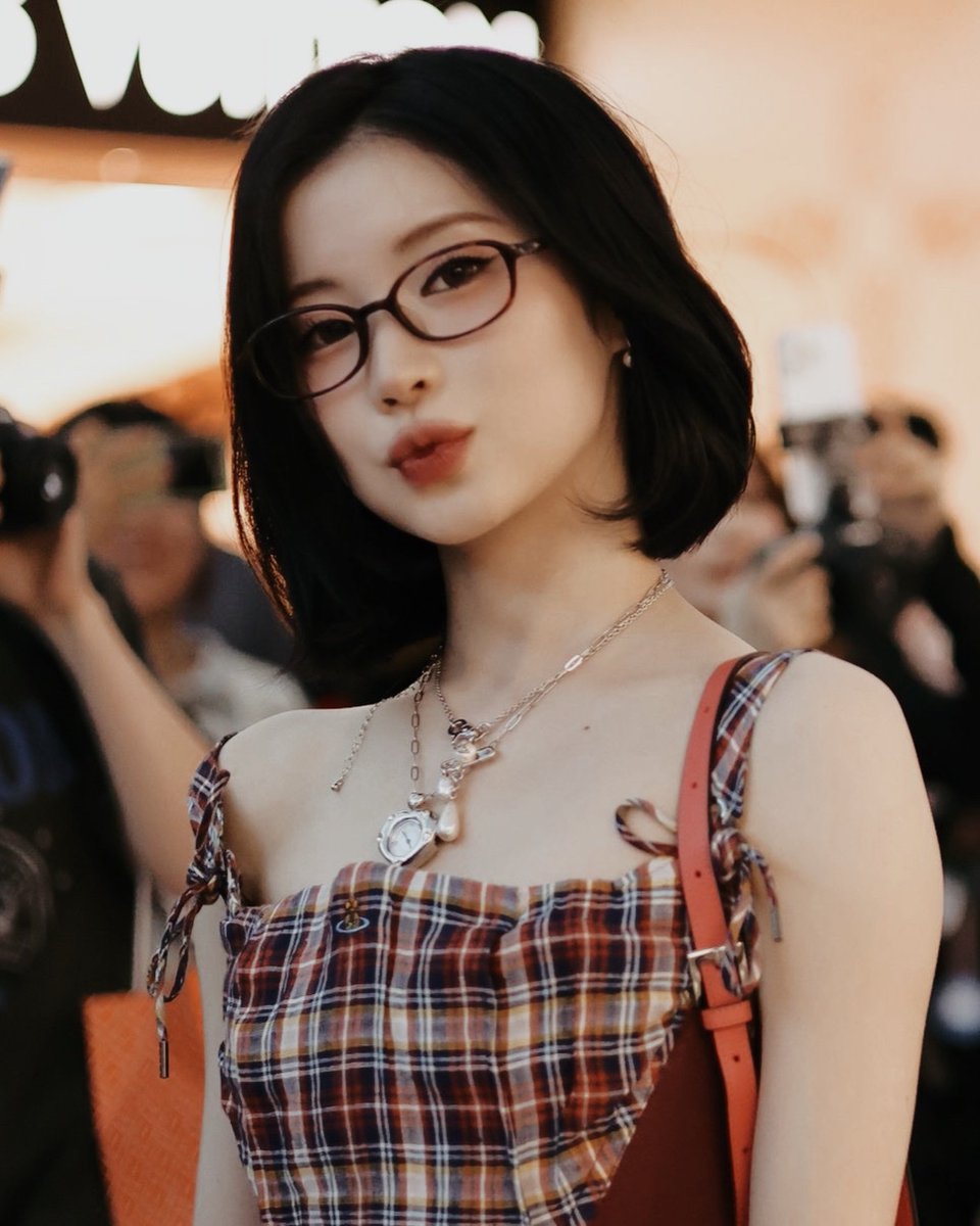 ᅠ
With bangsᅠᅠᅠᅠ                             Without bangs.
ᅠ