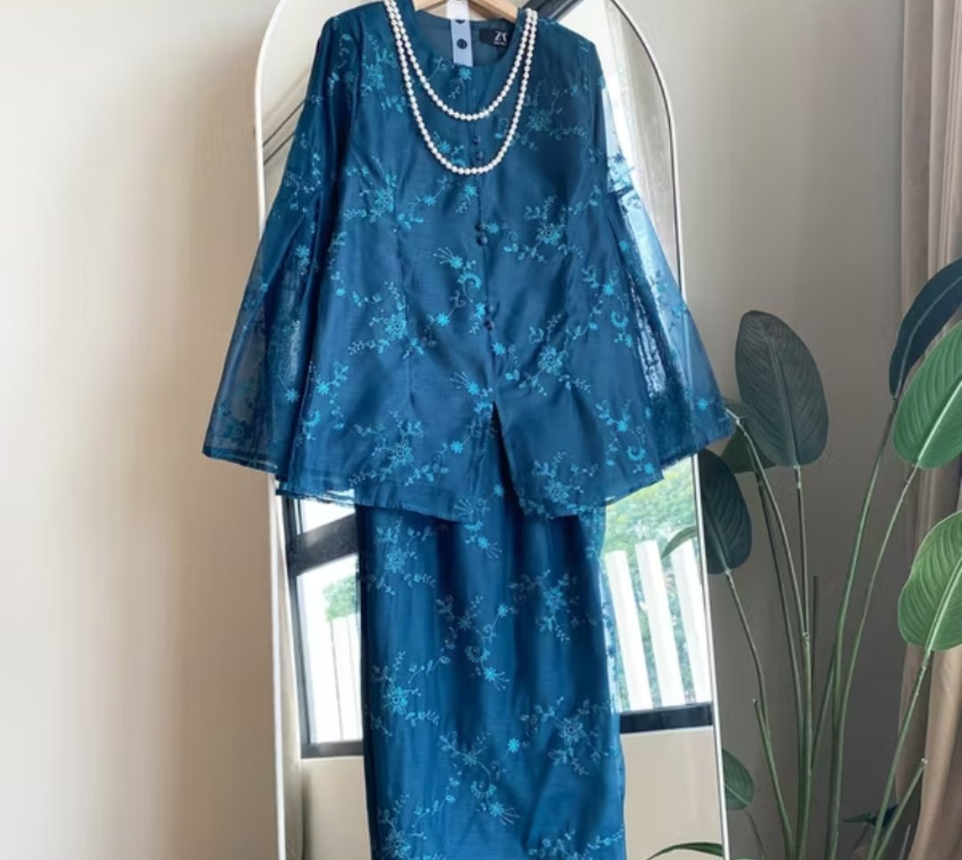 anissssup's tweet photo. what do you mean this baju kurung look SO PRETTY??! Urghhh cantiknyaa, i mean 😳😳 I WANNA GRAB THIS FR!! cantik korang bajuu ni 💳🗯💳🗯💳🗯 https://t.co/UfEGsNjipb