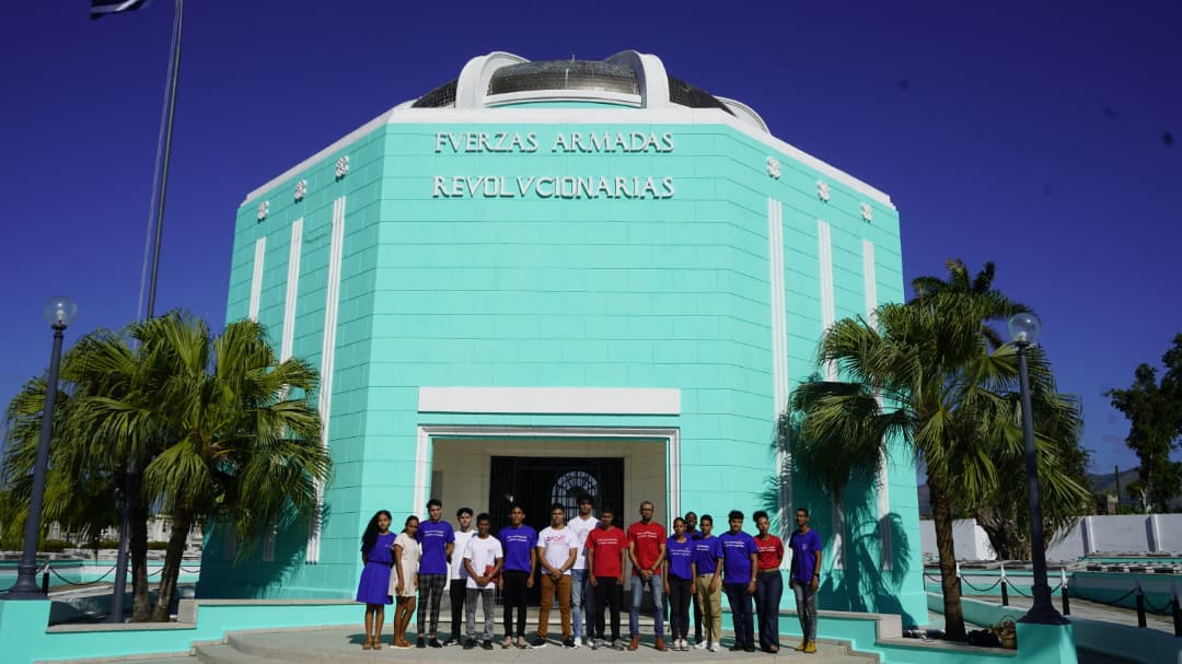 #FidelPorSiempre No podemos decir que el dolor se comparte. El dolor se multiplica. 
Dos meses después, la <a href="/feu_orientec/">FEUOriente.Cuba</a> rinde tributo a los 32 combatientes caídos en el cumplimiento de su deber en Venezuela. 
¡Hasta la victoria siempre! 
<a href="/LaCmkc/">Amigos de la Cmkc</a> #SantiagoDeCuba
<a href="/mambisa25/">Elena Labrada Gelis</a>