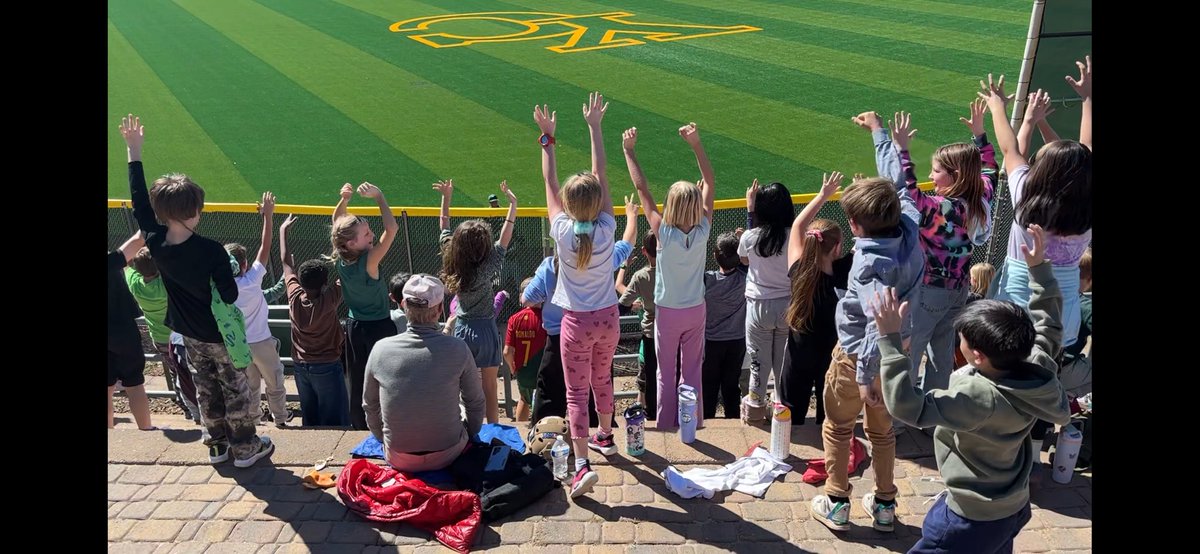 YavapaiBaseball's tweet image. We want to thank our friends at #LincolnElementary for joining us today‼️

(It looks like the t-shirt toss from @reidhurtt and @PHalvorson2025 was a HOME RUN.) #GoRiders