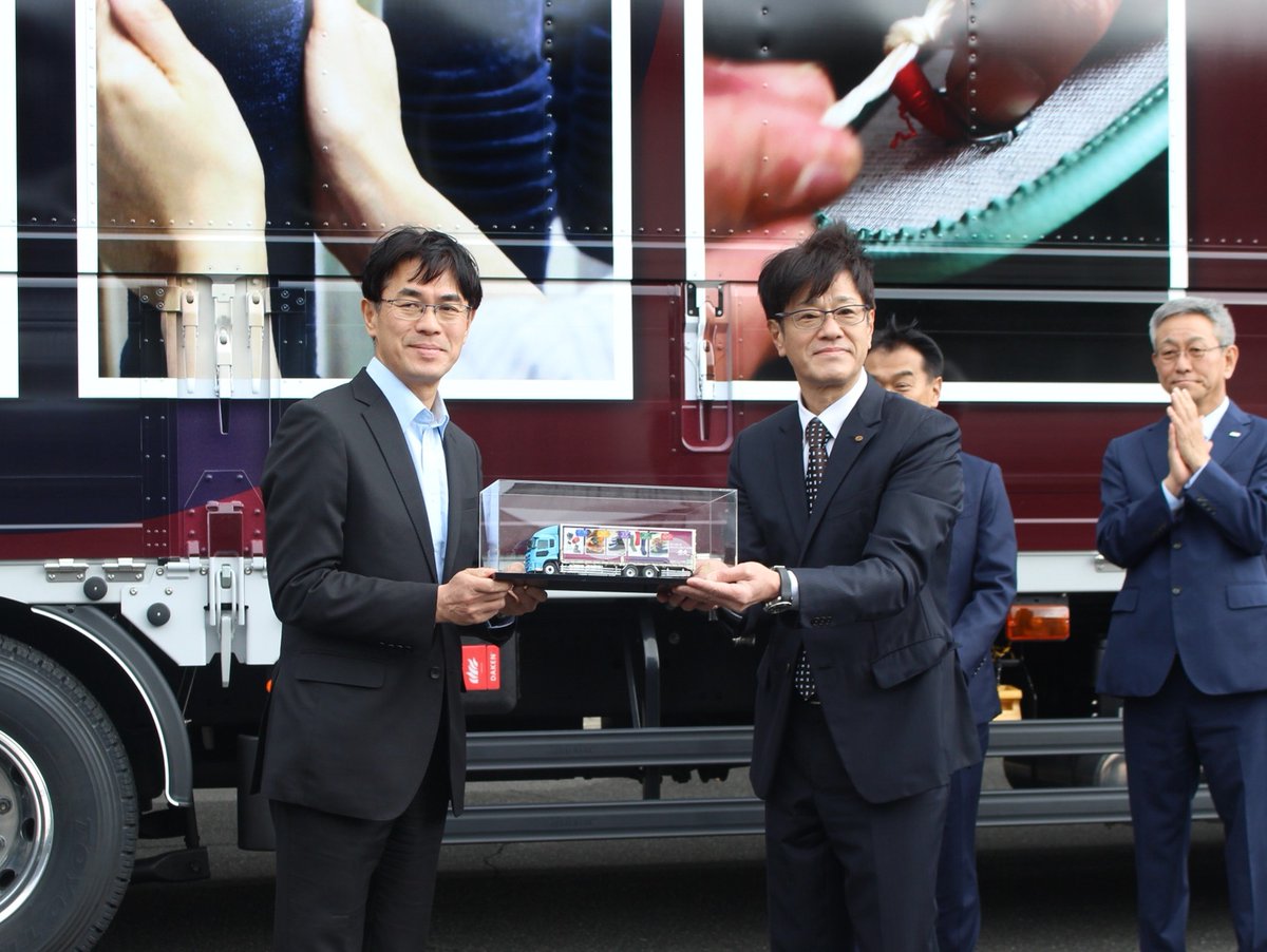 3月3日、県庁正面玄関前で令和7年度ラッピングトラック出発式が行