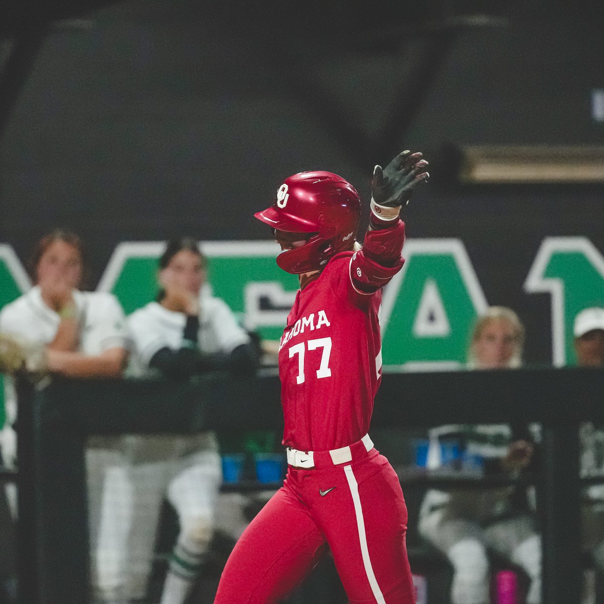 OU_Softball's tweet photo. The 4th:

• 10 Runs
• 15 batters
• 9 hits
• 4 homers

12-0 Sooners 📈 https://t.co/3sAgD6H27o