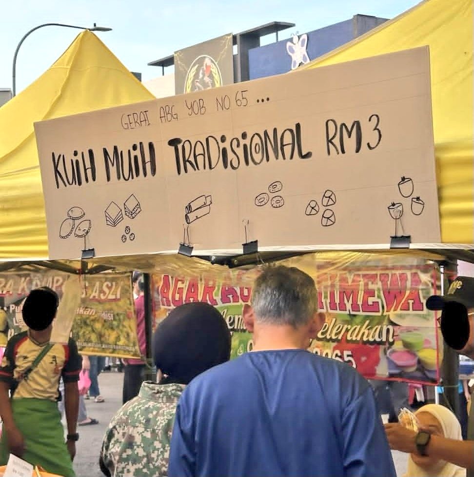 Tengah gelabah ke tu peniaga2 bazar yang pakai banner AI..

Lagi better dari AI.. Sebagai ex designer, aku bangga dengan kedai ni..