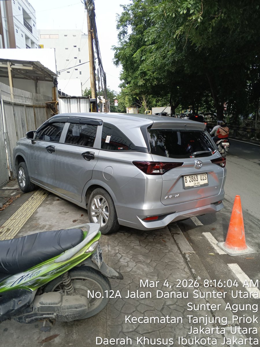 alidharmanto's tweet photo. @UPTAJDishubDKI mohon menjadi perhatian...banyak mobil parkir di jalur pejalan kaki di jln danau sunter utara..membahayakan pejalan kaki karena harus turun ke jalan raya https://t.co/8oF07LgZVO