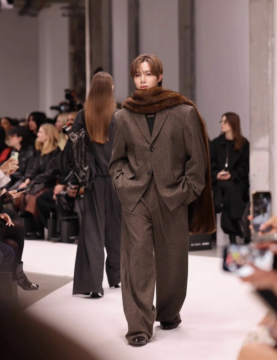 เก็บตกภาพบนรันเวย์ครั้งแรกของ "ซี พฤกษ์" ที่ร่วมเดินแฟชั่นโชว์ CONCEPT KOREA RE RHEE / BONBOM FW26 ที่จัดขึ้น ณ กรุงปารีส ประเทศฝรั่งเศส สมมงพี่นายแบบ✨️

ZEEPRUK ON THE PARIS RUNWAY 

#ConceptKoreaxZeePruk #PFW2026 #컨셉코리아 #ConceptKorea #ZeePruk <a href="/zee_pruk/">Z</a>