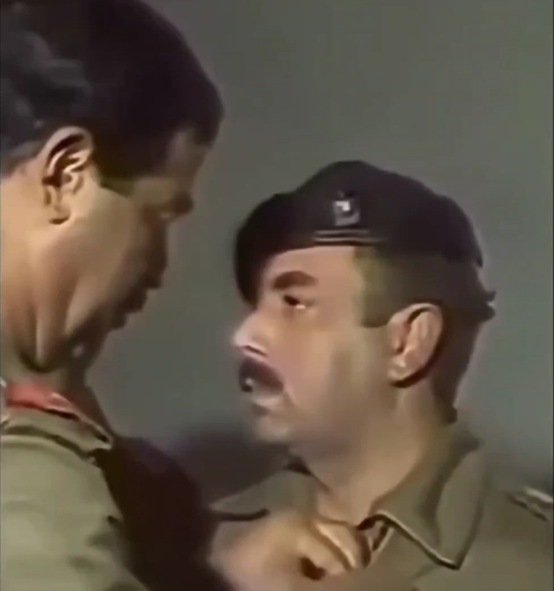 Muito antes de ser taxista o Gugu já se infiltrou disfarçado no exército do Saddam Hussein