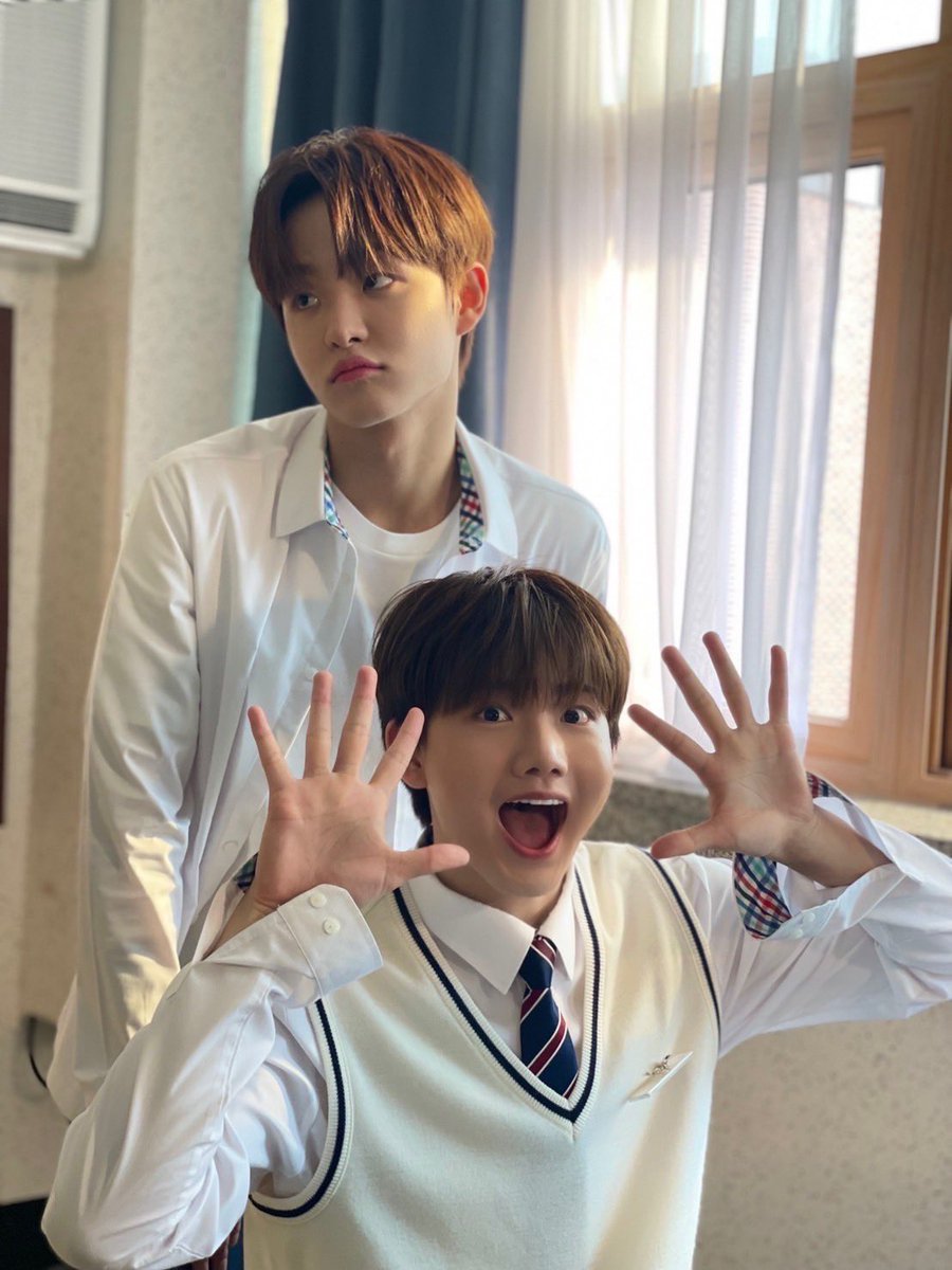 ninajini0207's tweet photo. 💬オッパがもしジュンギュと同じクラスの隣の席だったら、どんな風に過ごしてたかな〜日常がコメディ？
🐶現実的な予想をしてみるよ。
🐶予想がつかないな。
🐶性格上、二人とも2ヶ月以内に学校を辞めるのは100％確定だし、慟哭の漢江鎮循環バスで起きられなくて、いつも会社にも遅刻して、人のせいにしたり、憎んだり、妬んだり、嫉妬したり、仲直りしたり、愛したり、出勤したり、ピリピリしたり、忙しかったり、評価の準備をしたり……そうやって生きてたんじゃないかな？

ジフンがジュンギュとの例え話で、お互いに大変だった練習生生活を、切磋琢磨しながらも仲良くやってきて今があるんだなとしみじみ思ったり…