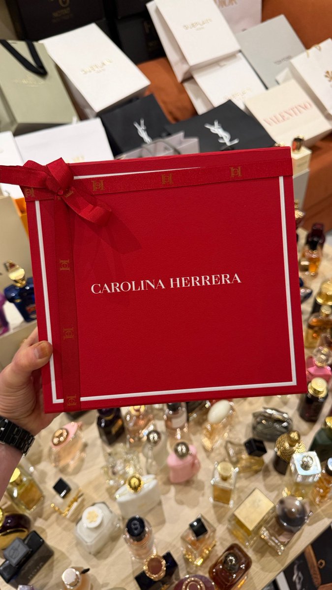 هدية فاخرة مجموعة عطور براندCHالحصرية تستاهلون يا أغلى أخوان وأخوات😍🎁🤌🏻

#غازي_الشايع 
#نوتات_بوتيك

الشروط👇🏻
إضافة
رتويت
تعليق. 
السحب قريباً فالكم التوفيق🎁