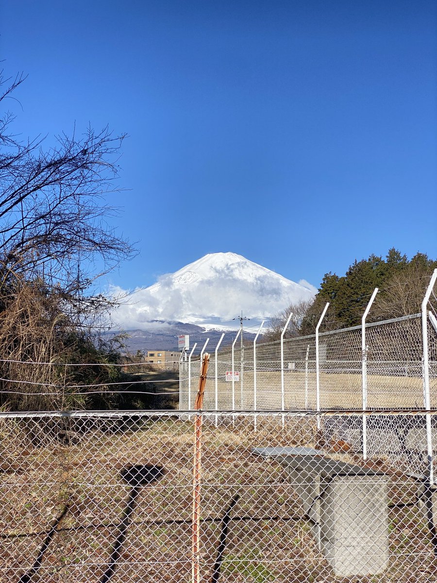 Fishing38ch's tweet photo. 昨日、だいぶ降ったみたい。
#fujiyama
#富士山
#今日の富士山
#御殿場市 https://t.co/6OAT89M2Np