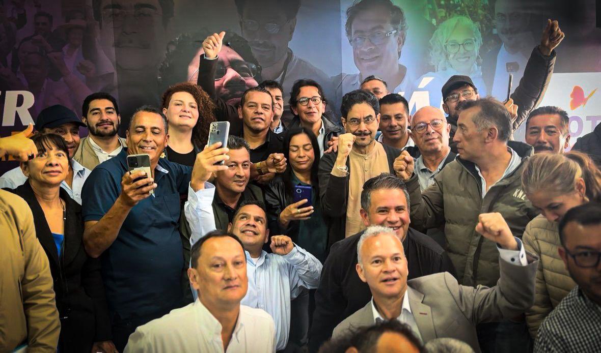 albertobemo's tweet photo. ¡El Pacto es con la vida digna en la ciudad! 💚❤️💛💙

#Hoy en encuentro con organizaciones de taxistas 🚖 nacionales y distritales @IvanCepedaCast próximo presidente de Colombia 🇨🇴 habló del amor que la gente le tiene al @PactoCol , y ese amor es nuestra mayor fuerza. 🔥✊🏻

Soñamos y trabajamos por una ciudad donde la seguridad sea cuidado, donde haya formalización y dignidad laboral para quienes mueven la ciudad todos los días especialmente nuestros taxistas 🚕porque eso también es garantizar el derecho a la ciudad! 

Por eso seguimos consolidando el cambio, este 8 de marzo vota:

✅ Pacto a la Cámara 
✅ Pacto al Senado

#LaRutaPorLaVIDA 💜 #VotaPacto 

@MafeCarrascal @smilelalis @DanielMonroyH @delmarpizarro @HERACLITOL