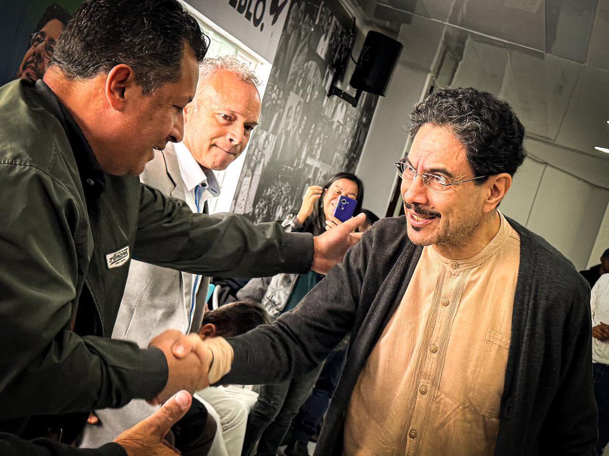 albertobemo's tweet photo. ¡El Pacto es con la vida digna en la ciudad! 💚❤️💛💙

#Hoy en encuentro con organizaciones de taxistas 🚖 nacionales y distritales @IvanCepedaCast próximo presidente de Colombia 🇨🇴 habló del amor que la gente le tiene al @PactoCol , y ese amor es nuestra mayor fuerza. 🔥✊🏻

Soñamos y trabajamos por una ciudad donde la seguridad sea cuidado, donde haya formalización y dignidad laboral para quienes mueven la ciudad todos los días especialmente nuestros taxistas 🚕porque eso también es garantizar el derecho a la ciudad! 

Por eso seguimos consolidando el cambio, este 8 de marzo vota:

✅ Pacto a la Cámara 
✅ Pacto al Senado

#LaRutaPorLaVIDA 💜 #VotaPacto 

@MafeCarrascal @smilelalis @DanielMonroyH @delmarpizarro @HERACLITOL