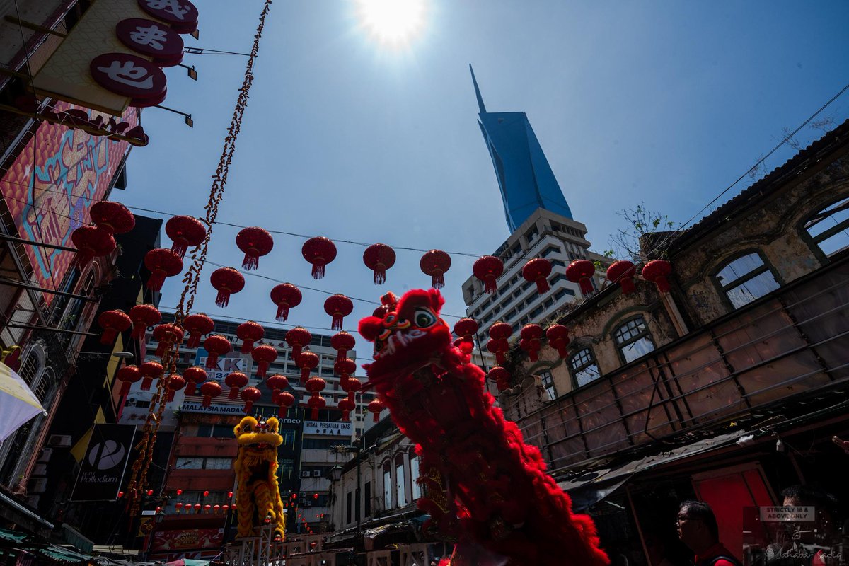 jsadiq's tweet image. The Chinese New Year celebrations ended yesterday with Chap Goh Meh and a street party in KL's Chinatown. The lions and dragons can sleep tonight after 15 days of festivities. #malaysia #cny #YearOfTheHorse