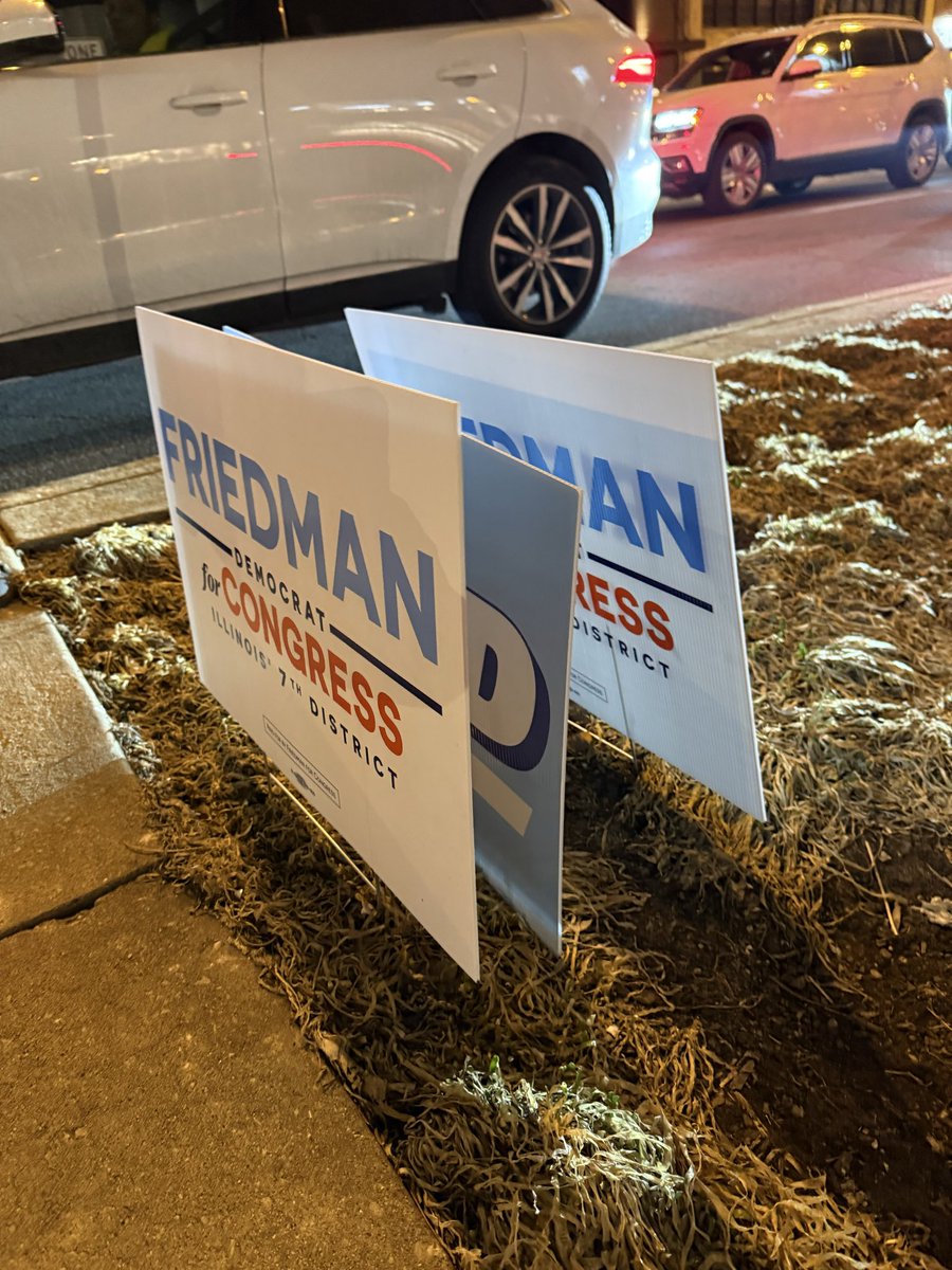 reed_showalter's tweet photo. Four different signs, by the way. https://t.co/AkPFn3chfv