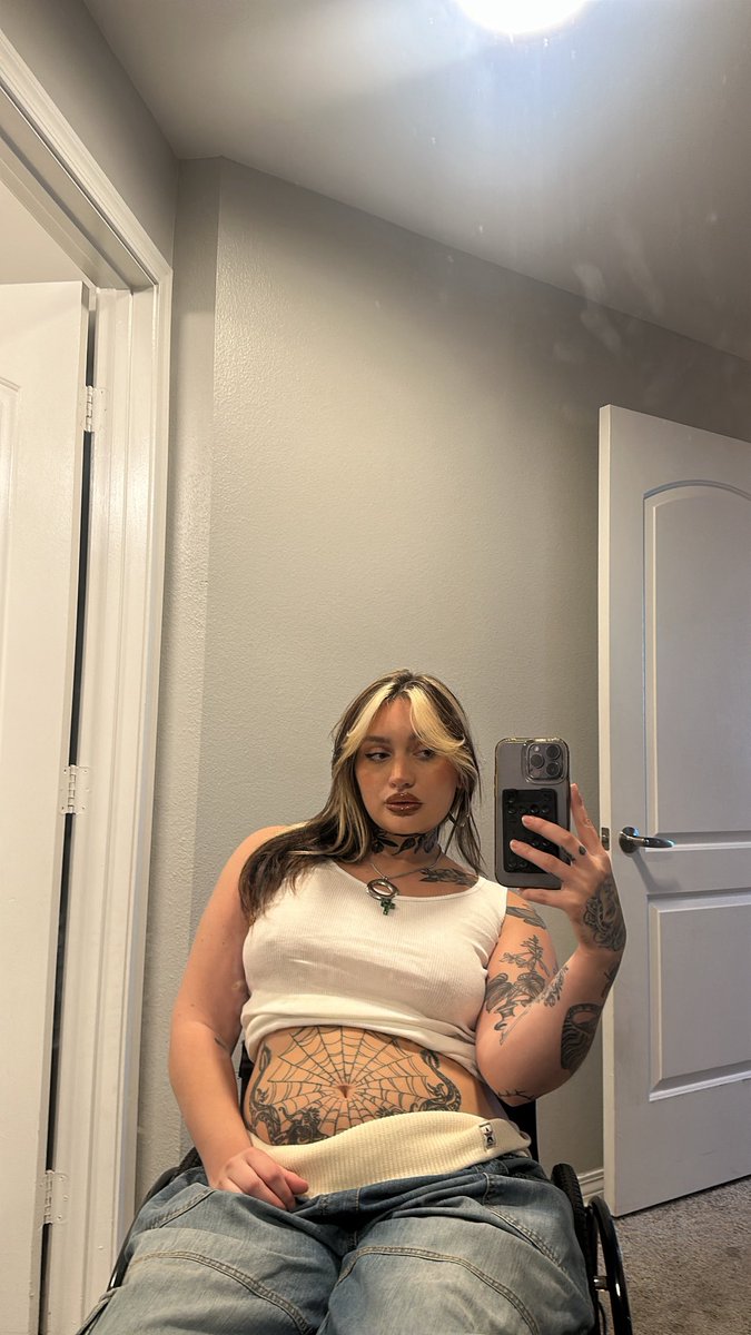 notkarleerose's tweet photo. Rt if you think I look good https://t.co/xNULWaGGVs