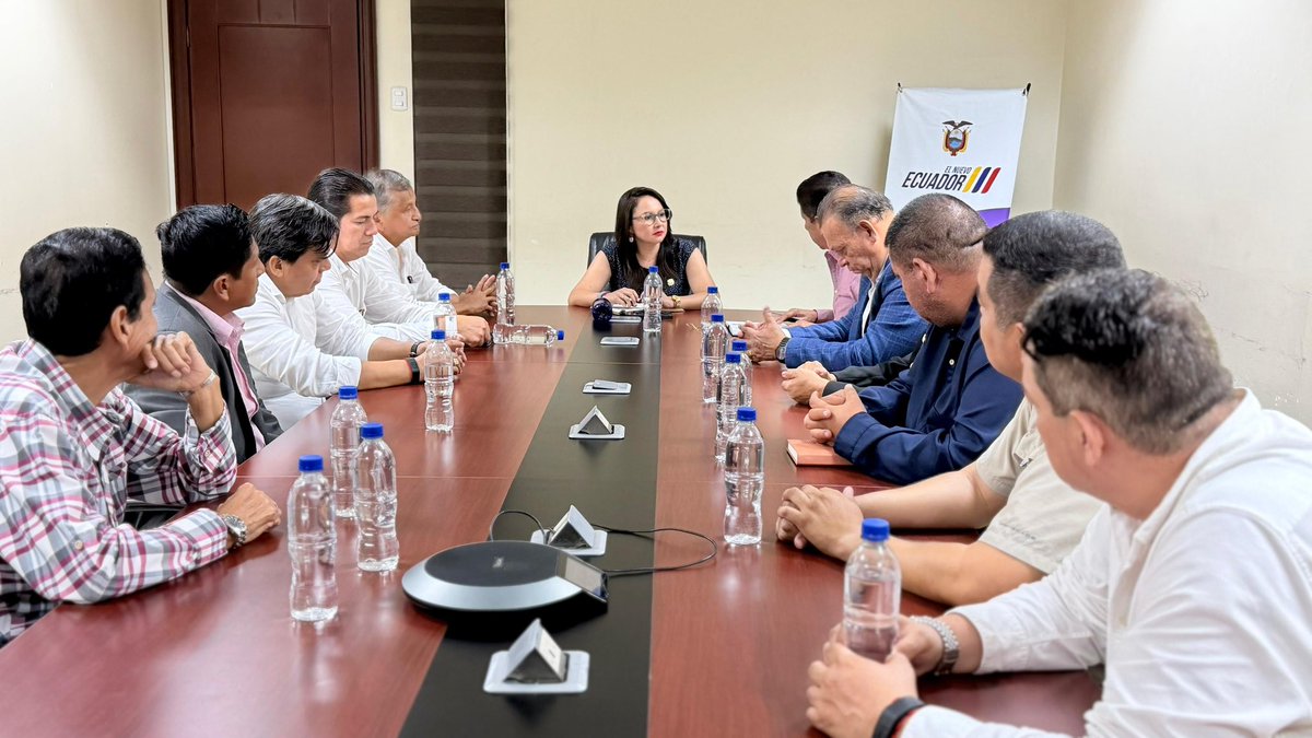 La ministra <a href="/natalymorillos/">Nataly Morillo Solórzano</a> mantuvo una reunión de trabajo con representantes transportistas de carga y logística, livianos, pesados, público y de pasajeros. 🤝
Escuchó sus planteamientos y se dieron soluciones concretas para el sector.