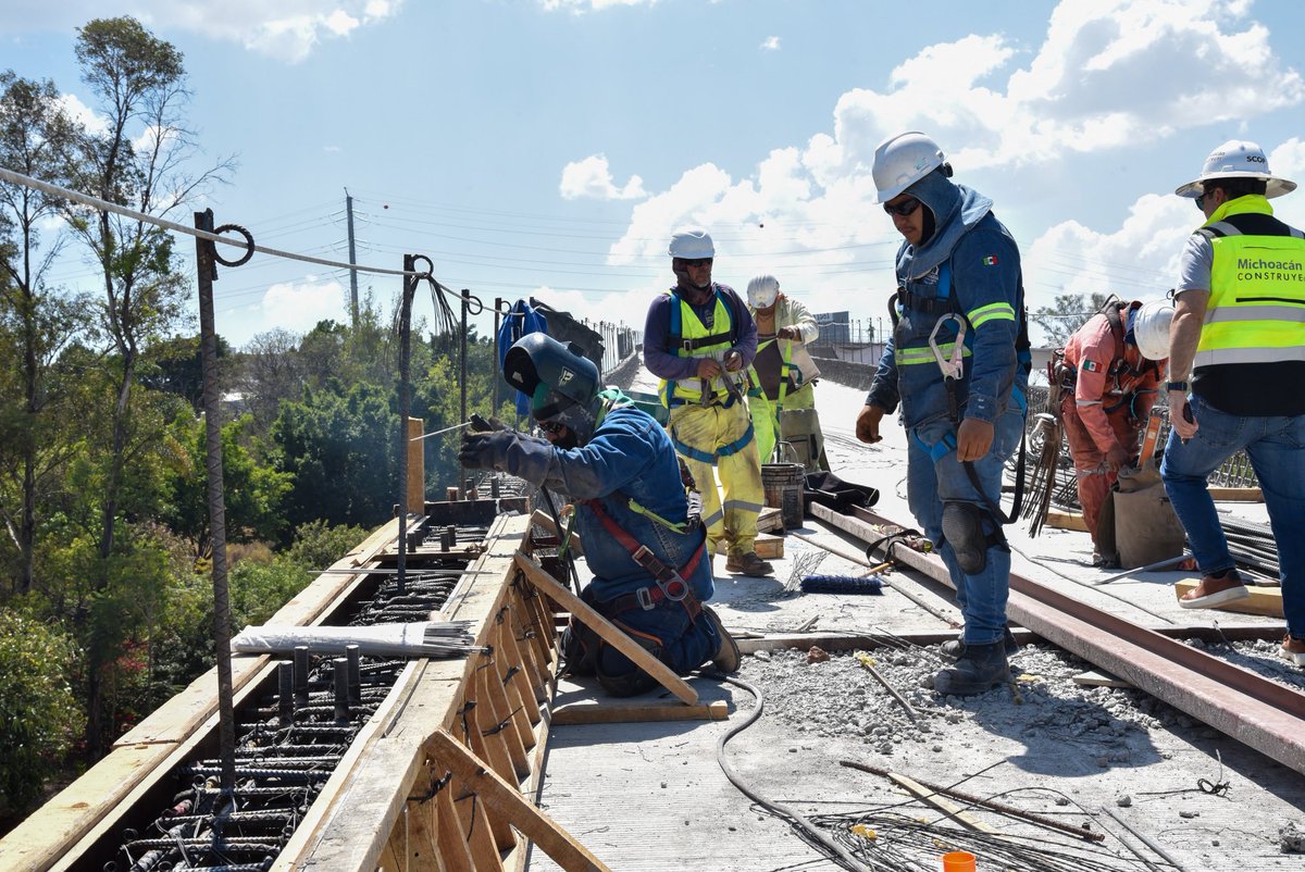 ARBedolla's tweet photo. La estructura en sentido Libramiento - La Huerta del Distribuidor Vial Salida a Pátzcuaro está casi lista. Más de 200 trabajadores intensifican las labores para abrirla a la circulación en los próximos días; con esto, se mejorará la movilidad en Morelia al consolidar uno de los accesos más transitados de la capital michoacana. #MichoacánConstruye