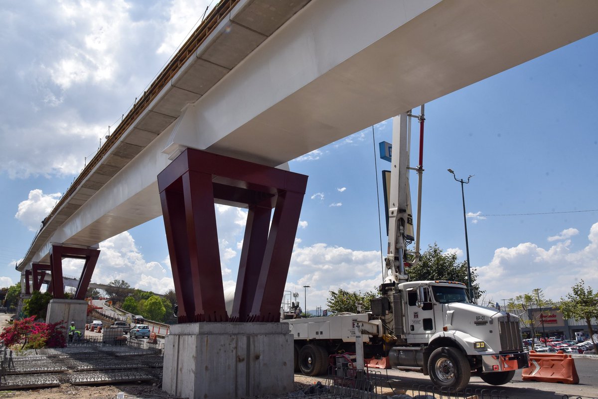 ARBedolla's tweet photo. La estructura en sentido Libramiento - La Huerta del Distribuidor Vial Salida a Pátzcuaro está casi lista. Más de 200 trabajadores intensifican las labores para abrirla a la circulación en los próximos días; con esto, se mejorará la movilidad en Morelia al consolidar uno de los accesos más transitados de la capital michoacana. #MichoacánConstruye