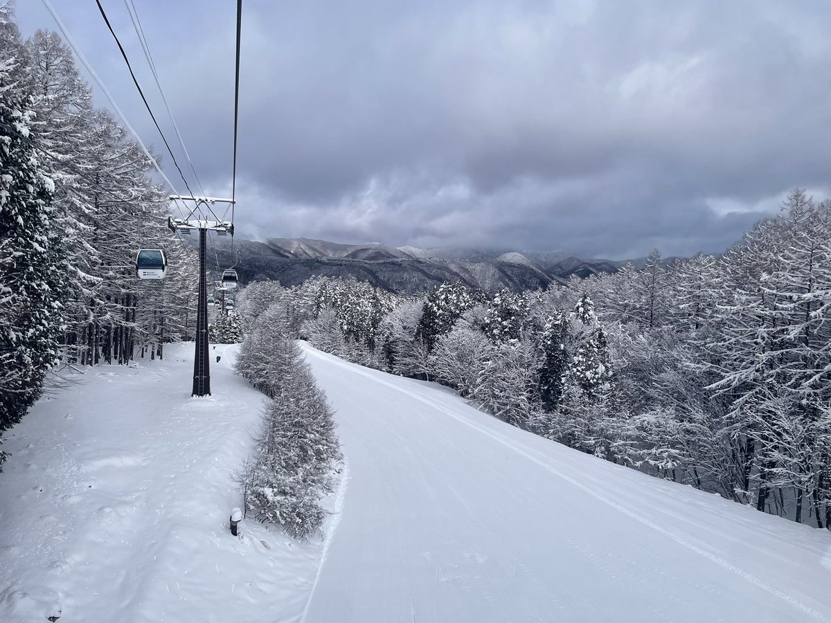 ShopforGirlsDay's tweet photo. ハンターマウンテン塩原に来ています、
道中本降りの雨でしたがスキー場周辺は雪だったようで雪国でした。
湿雪で思うようにスピードが出ませんが土も出てるとこなく気持ち良く滑れます。 https://t.co/rFTuDamttp