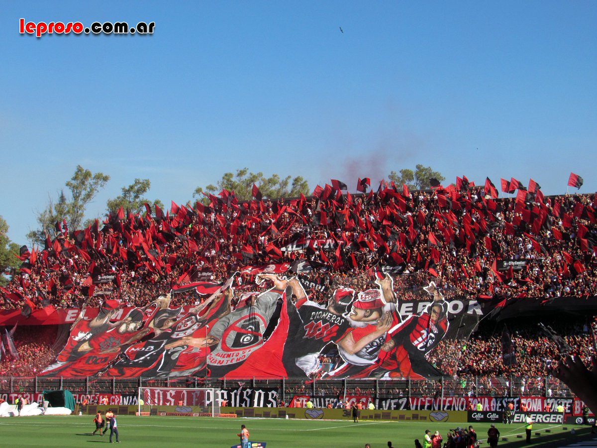 El equipo último, la cancha llena.
Esto no es fútbol, es Newell's Old Boys ❤️🖤