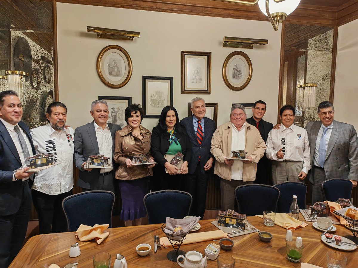 Javier Santos Loyo, dirigente del Sindicato Nacional de Trabajadores Ferrocarrileros de la República Mexicana y Vicepresidente del Congreso del Trabajo, con el Magistrado Presidente del <a href="/TFCA_mx/">Tribunal Federal de Conciliación y Arbitraje</a> , Cristóbal Arias Solís,  en reunión interinstitucional.