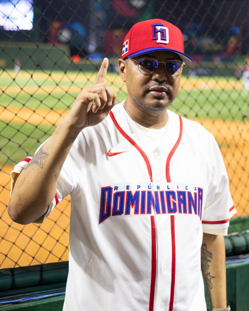 Santiago ''Alofoke'' Matías presente en el Estadio Quisqueya Juan Marichal para apoyar a la República Dominicana.