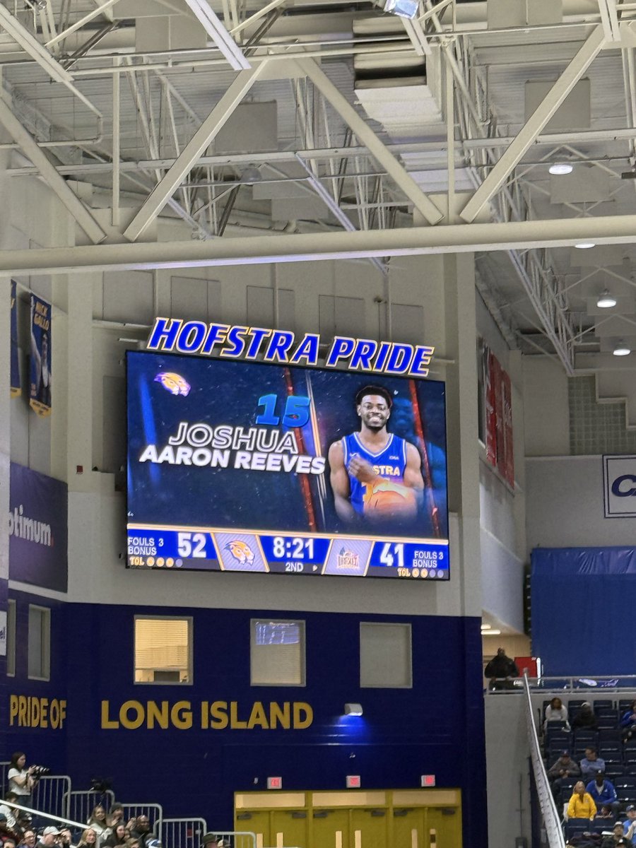 JakeSchettini's tweet photo. Joshua Reeves hits a HUGE THREE POINTER to extend the Pride’s lead by nine with eight minutes remaining. #prideofli #hofstra https://t.co/fSqUtIzHMp