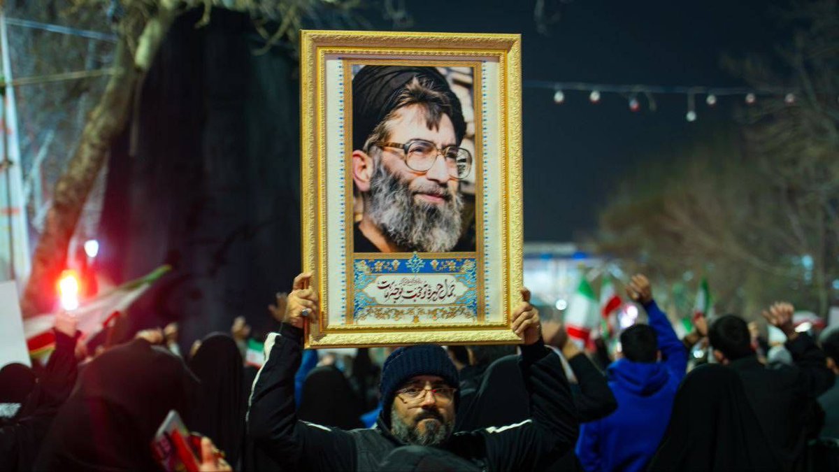 این مردم برای پابرجا موندن دین ،کشور و نظام شون از هیچ تلاشی دریغ نمیکنن و
در هر شرایطی پای کارند ماشاالله 
نه گرما، نه سرما، نه باد ،نه بارون ،نه برف و نه پهباد،هیچکدوم نمیتونه جلوی حضور پرشور شون رو در خیابون ها بگیره 
#تا_پای_جان_برای_ایران
#لبیک_یا_خامنه_ای