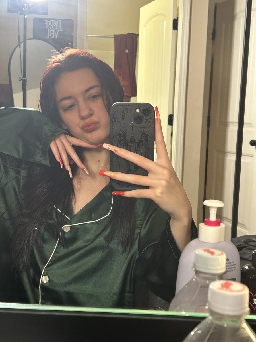 mackenzieiria's tweet photo. woke up like this https://t.co/0v6H5Fg5Fv