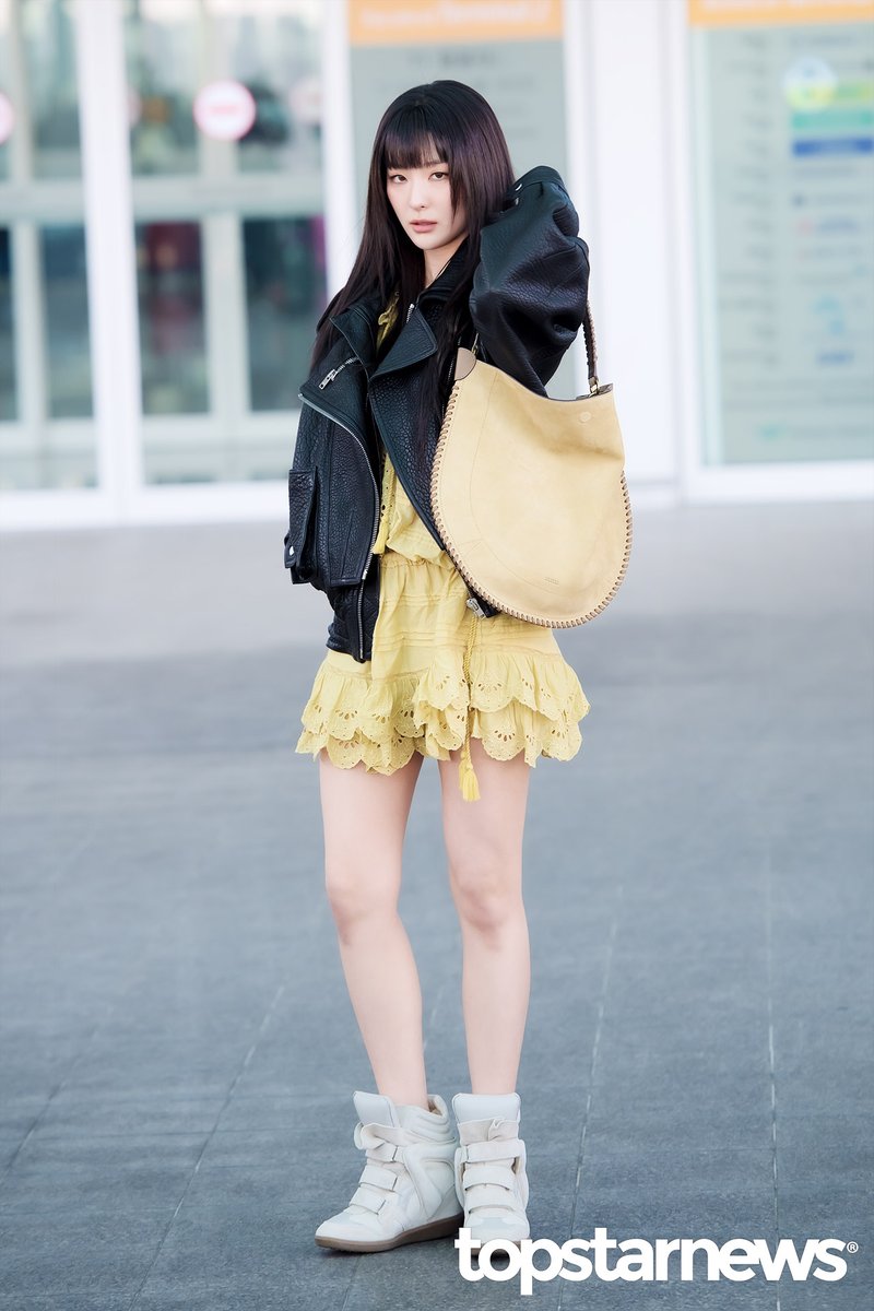 [HD포토] 레드벨벳 슬기, ‘카리스마 모델 갸’ (인천공항 출국) #슬기 #SEULGI #레드벨벳 #RedVelvet #인천공항 #출국 #입국 #파리패션위크 #프리뷰 topstarnews.net/news/articleVi… <- Original Photo