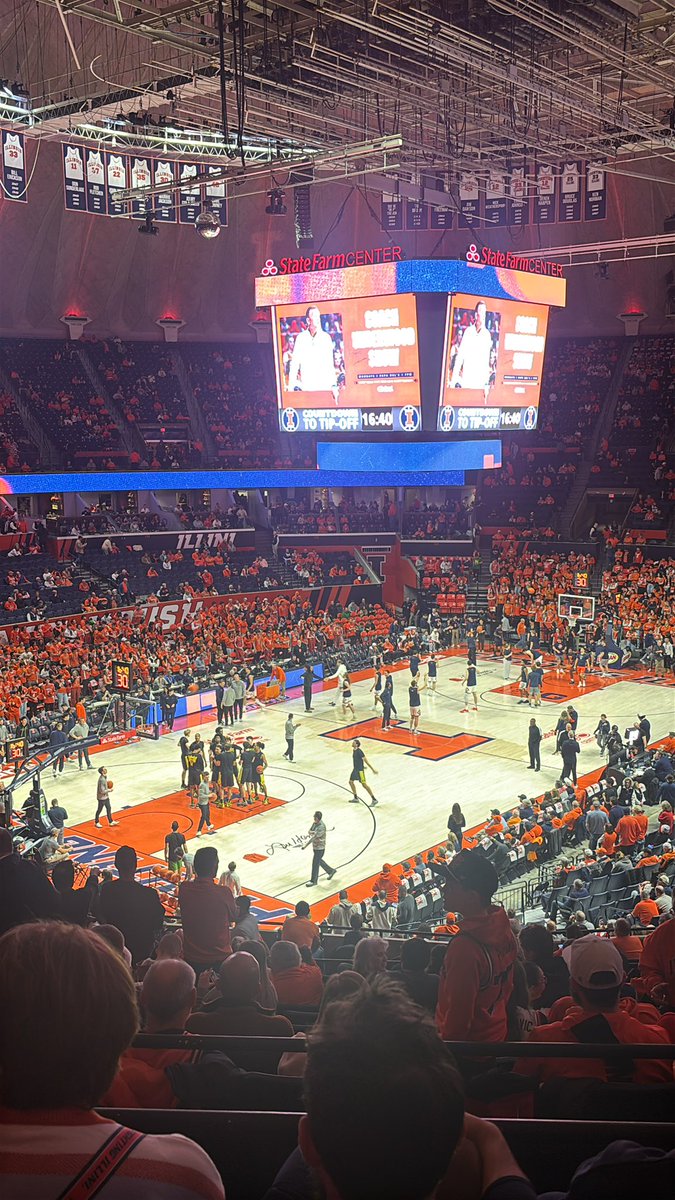 jorrdddyyy's tweet photo. Boots on ground. Oregon hasn’t missed a shot in 10 min…go illini https://t.co/xxwM2Y1Ey5