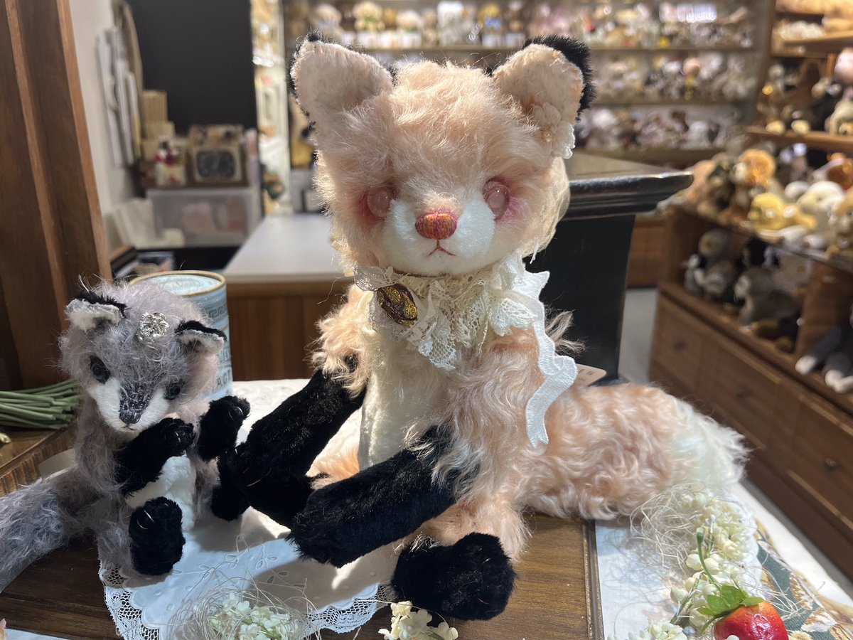 本日より『森脇由美子作品展』です🫧 アーティスト作品は初日のみ抽選