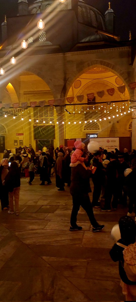 Cahidepolat's tweet photo. Çocuklar şen şakrak,çocuklar şen şakrak, çocuklar...

Valide-i Cedid Camii https://t.co/RmPWam9z81
