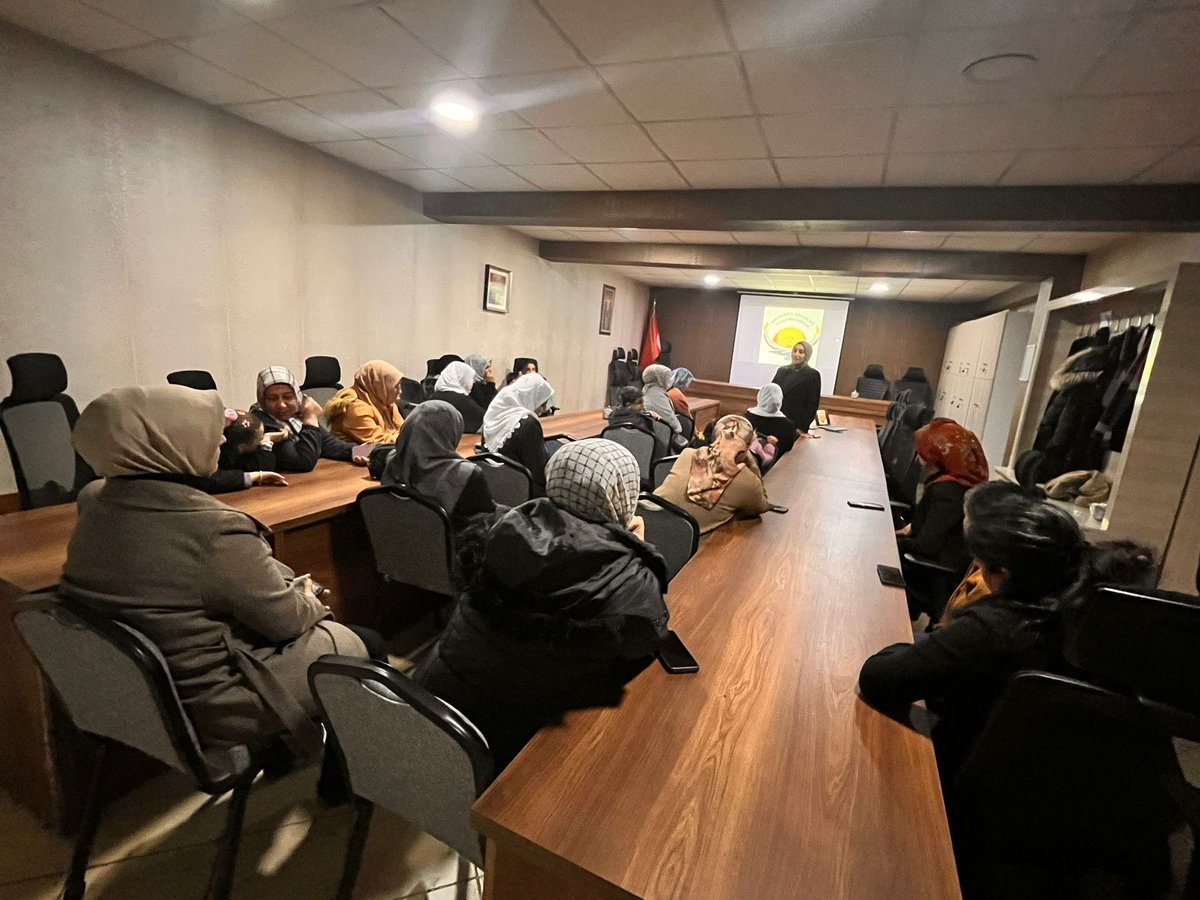 ozalpbel's tweet photo. ✨Özalp Belediyesi Kadın Politikaları Müdürlüğü olarak ilçemizde bulunan kadınlarla bu akşam da belediye meclis salonunda film gösterimi ile bir araya geldik.

🟣8 Mart Dünya Emekçi Kadınlar Günü kapsamında gerçekleştirdiğimiz bu etkinlikte, dayanışmanın ve birlikte üretmenin önemini bir kez daha vurguladık. Kadınların emeğini, mücadelesini ve toplumsal hayattaki güçlü varlığını selamladığımız bu anlamlı günde, katılım sağlayan tüm kadın yoldaşlarımıza teşekkür ederiz.
@sak_ktpnr