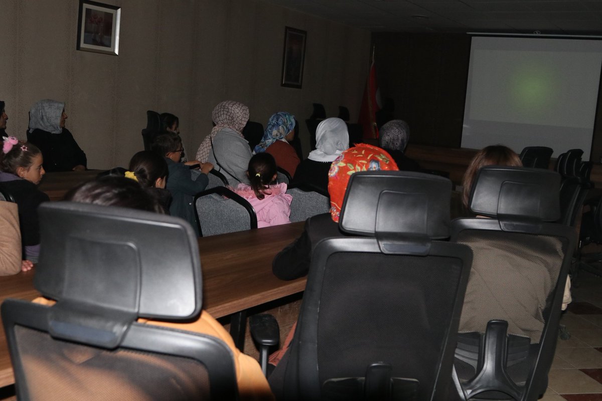 ozalpbel's tweet photo. ✨Özalp Belediyesi Kadın Politikaları Müdürlüğü olarak ilçemizde bulunan kadınlarla bu akşam da belediye meclis salonunda film gösterimi ile bir araya geldik.

🟣8 Mart Dünya Emekçi Kadınlar Günü kapsamında gerçekleştirdiğimiz bu etkinlikte, dayanışmanın ve birlikte üretmenin önemini bir kez daha vurguladık. Kadınların emeğini, mücadelesini ve toplumsal hayattaki güçlü varlığını selamladığımız bu anlamlı günde, katılım sağlayan tüm kadın yoldaşlarımıza teşekkür ederiz.
@sak_ktpnr