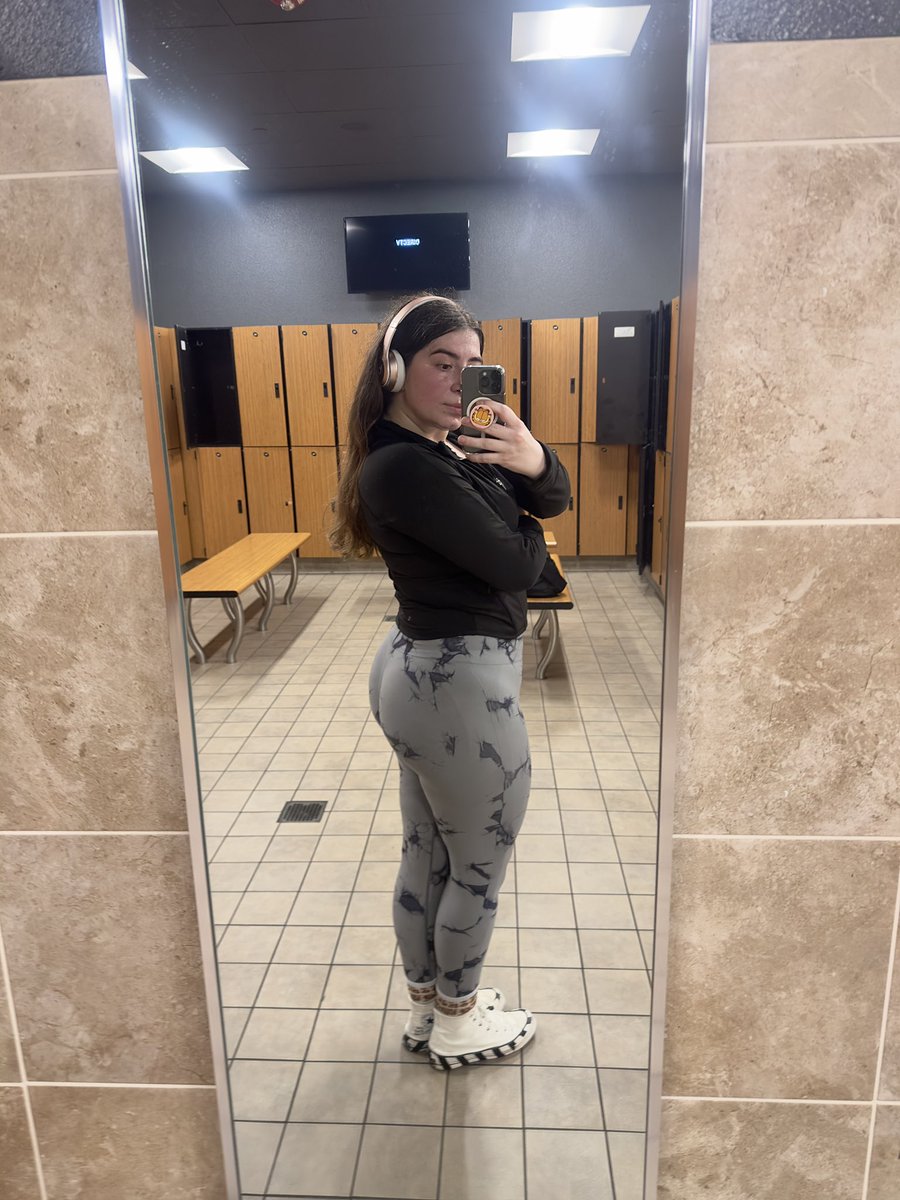 baby2chains_'s tweet photo. legs for days https://t.co/JPrfUHbM8t