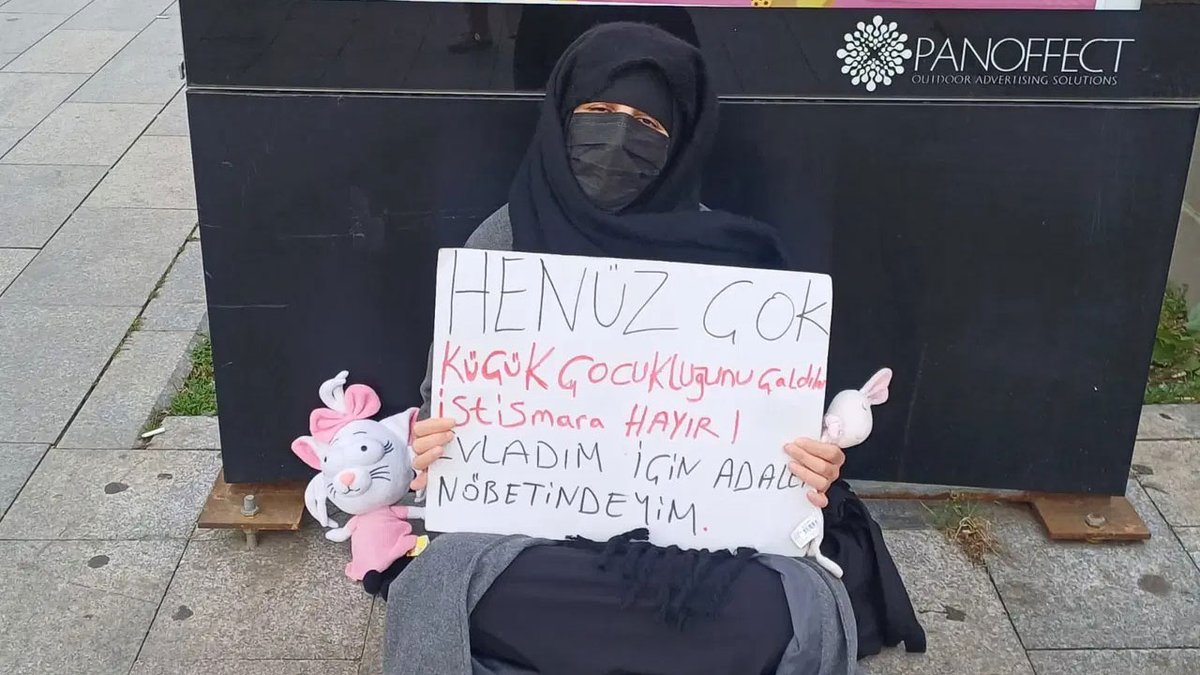AvAliDvrmAn's tweet photo. Tanju Özcan burs vermekten tutuklu

Öz çocuğuna tecavüz şüphelisi Ayhan serbest

Mesele şu
Fatmanur, tecavüzcüsü  Kurana hizmet vakfı yöneticisi Ayhan'la evlendiriliyor

Adam doğan öz kızı Hifa İkra'ya da tecavüz ediyor Hakim şüpheliyi salıyor

Bu gün Ana-Kızın cesetleri bulundu https://t.co/bCXf2NSniD