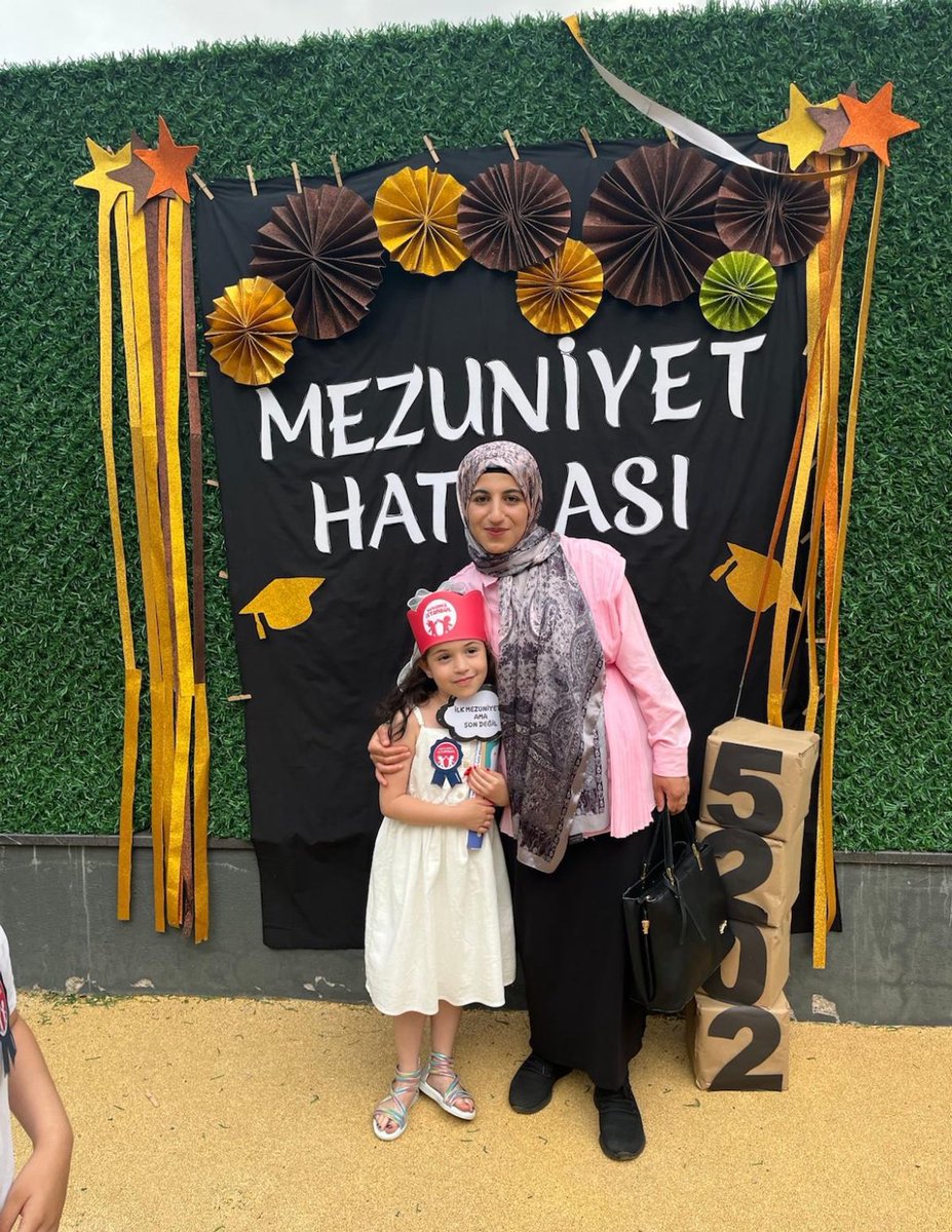 AvAliDvrmAn's tweet photo. Tanju Özcan burs vermekten tutuklu

Öz çocuğuna tecavüz şüphelisi Ayhan serbest

Mesele şu
Fatmanur, tecavüzcüsü  Kurana hizmet vakfı yöneticisi Ayhan'la evlendiriliyor

Adam doğan öz kızı Hifa İkra'ya da tecavüz ediyor Hakim şüpheliyi salıyor

Bu gün Ana-Kızın cesetleri bulundu https://t.co/bCXf2NSniD