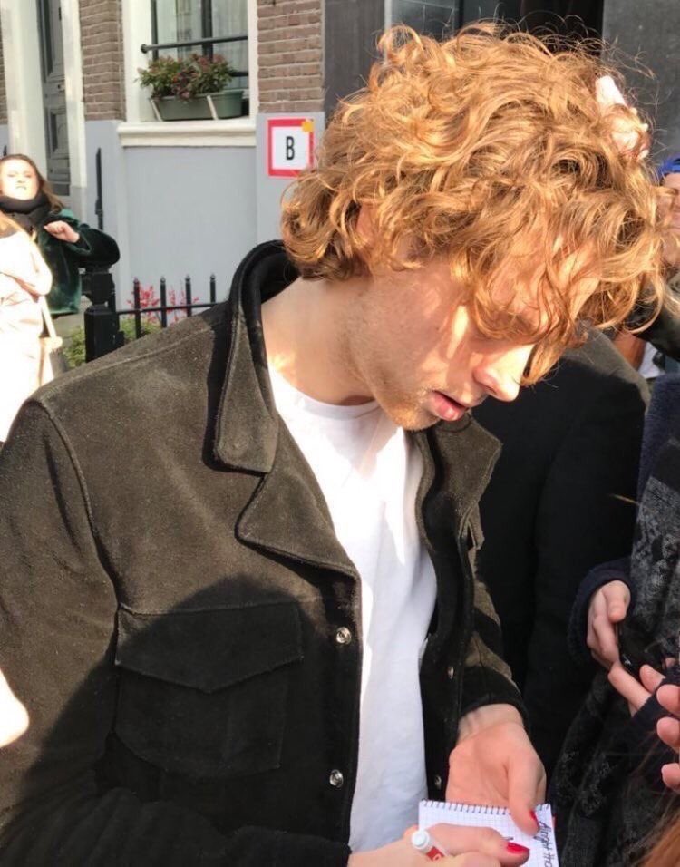 LUKE HEMMINGS TIENE ESTE CABELLO Y SE LA PASA HACIÉNDOSE ATROSIDADES ESTÉTICAS X DIOS